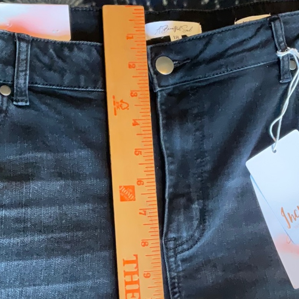 A Beautiful Soul Black Wash 5” High Rise Jean Short Size 18, NWT - Picture 7 of 15